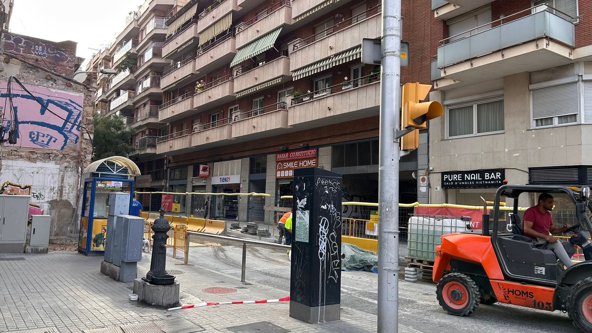 sants3radio's tweet photo. Recta final de les obres del carrer Constitució entre la rambla Badal i la Riera Blanca.🚧
Al #SantsMontjuïcAlDia us expliquem com quedarà aquest carrer amb les veus del @BCN_SantsMont, veïnat i comerços.

🎧Audio👉https://t.co/0WvT3kOqDl
📰Notícia📸👉https://t.co/xrqEqQqfrU https://t.co/h6LEhe1H5Z