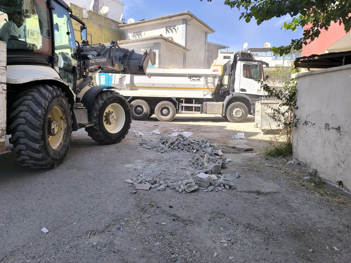 🏗️ 🚧Paqijiya bermahî û kavilên nav bajêr didome
 
Ekîbên Midûriyeta me ya Karên Fenê li seranserê navçeyê xebatên rakirina bermahiyan didomîne. 
 
 🛠️ Em ji bo Farqînek paqijtir û rêkûpêktir bênavber dixebitin!

 🏗️ 🚧 Şehir merkezinde ki moloz temizliği devam ediyor
 
Fen