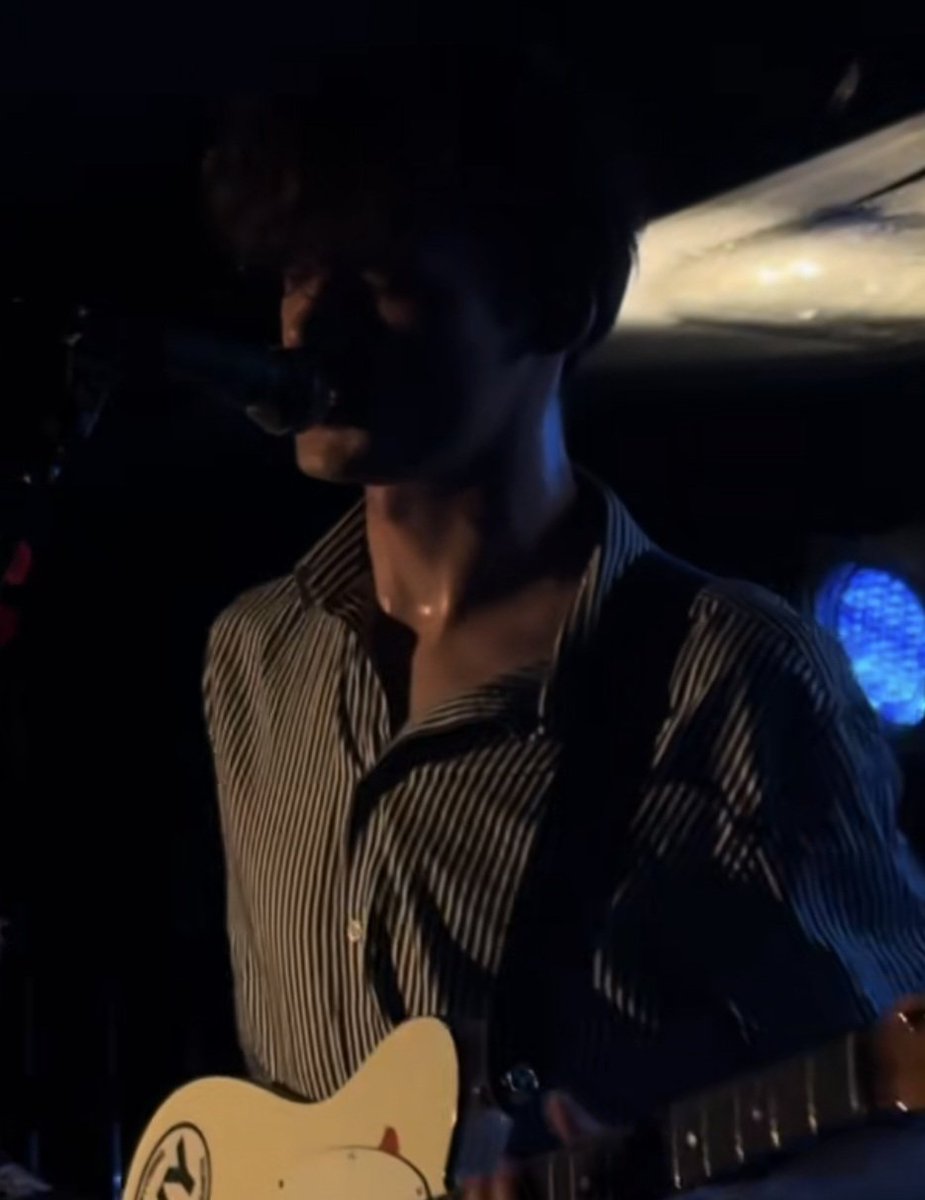 GIVE ME THAT BOY ON THE TABLE, AND MY LIFE IS YOURS😭😭