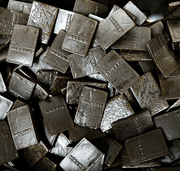 SiaTeresaB's tweet image. Op de markt in Delft zit een ouderwetste drogist. Ze liet me deze drop proeven.

Het is peperdrop - er zit echte peper in, waardoor de drop licht pittig is.

Levensgevaarlijk.

Zo ongelooflijk lekker

#culitweet