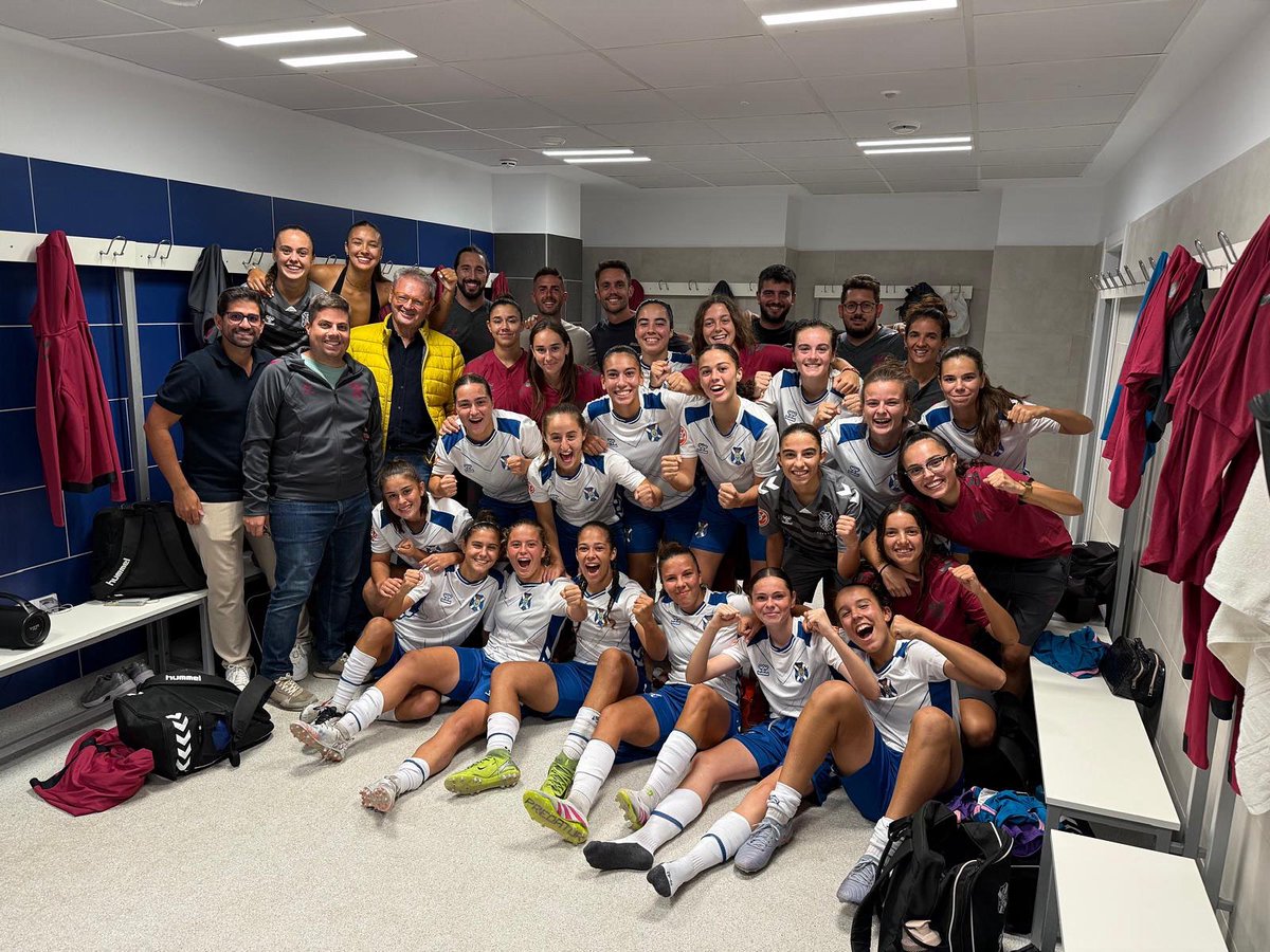 🤍💙 |CLUB| 

La familia blanquiazul unida en cada paso💙

Hoy, staff del primer equipo y directiva apoyaron al CD Tenerife Femenino C, que firmó una gran victoria frente al CD Laguna en la Ciudad Deportiva de Tenerife 🏟️. 

#UnMismoLatido #CDTenerifeFemenino