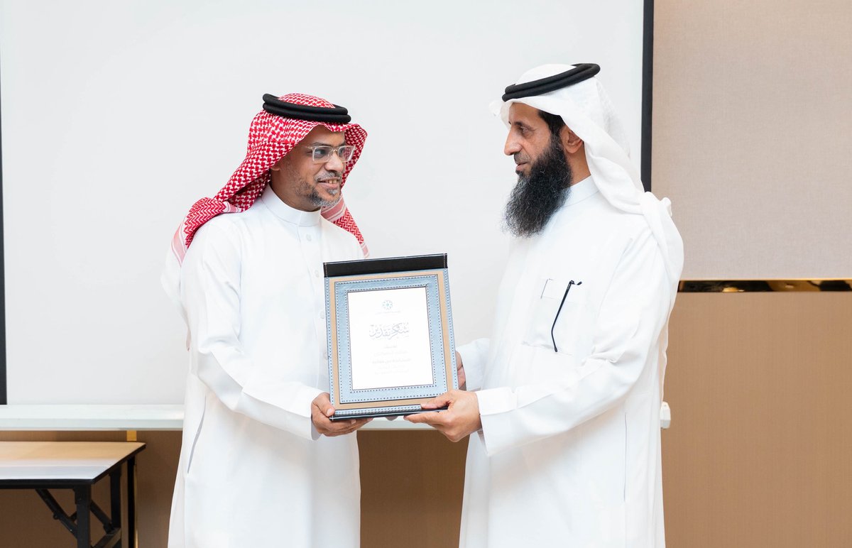 ataaalmakke's tweet image. كرّم الأمين العام لمؤسسة العطاء المكي الدكتور سلطان الحمزي الأستاذ صالح الزهراني رئيس نادي النشامى التطوعي @nshama2 تقديرًا لمشاركته في إدارة القصص الملهمة، حيث قدّم عرضًا متميزًا بعنوان من الفكرة إلى الكيان ضمن فعاليات ماراثون ابتكار المبادرات التطوعية #عطاء_يليق_بخير_البقاع