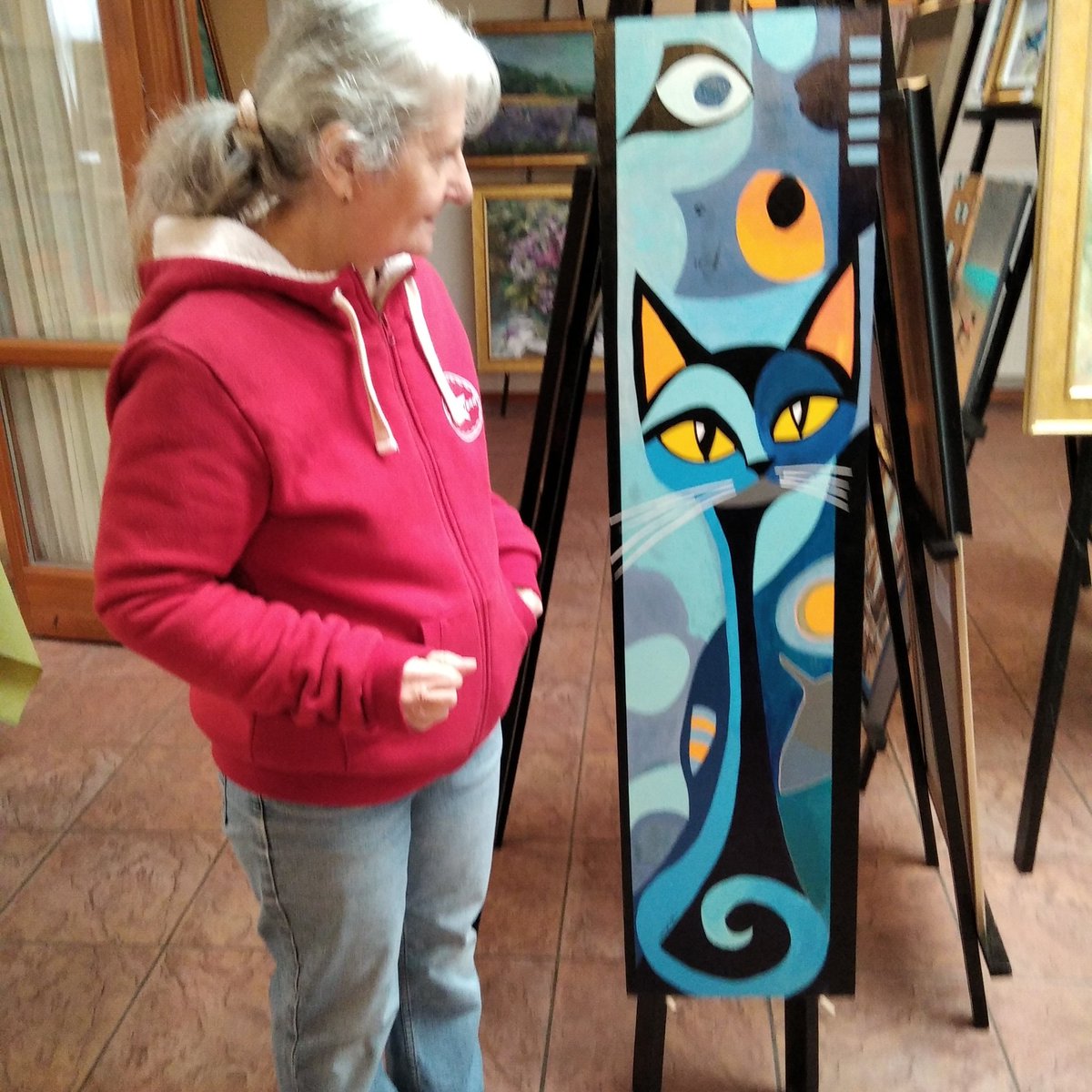 any54's tweet image. A kettes számú egy festményes kiállítás volt a Herényiek házában, ahol már láttunk hasonlókat. Most is szép volt, és most sem vettünk egy festményt sem, de azért pár szem finom cukorkát azért kaptunk.