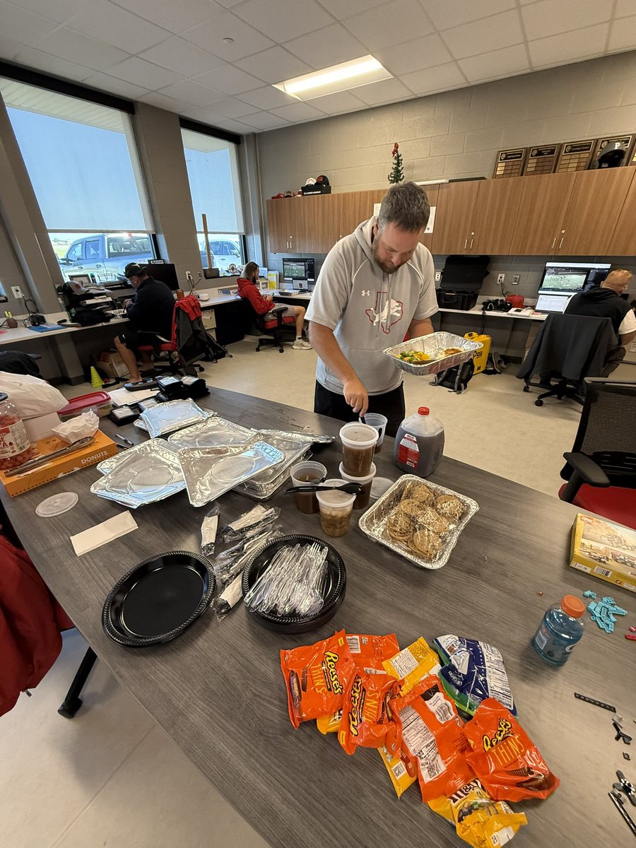 blitzemD's tweet image. Truly Blessed!!! @RhettEHubb 
/Robson Ranch provides our @PonderLionPride lunch every Saturday so we can work on next opponent and not have to leave to go get Food!  #FAM1LY
@sports_drc 
@ponderisdlions