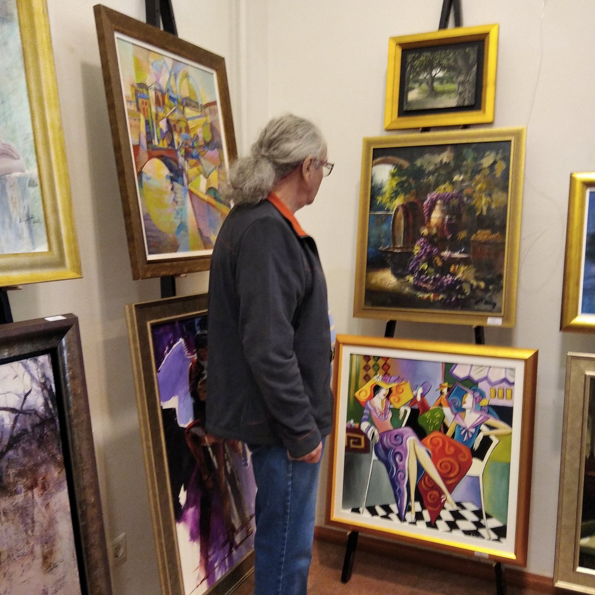 any54's tweet image. A kettes számú egy festményes kiállítás volt a Herényiek házában, ahol már láttunk hasonlókat. Most is szép volt, és most sem vettünk egy festményt sem, de azért pár szem finom cukorkát azért kaptunk.