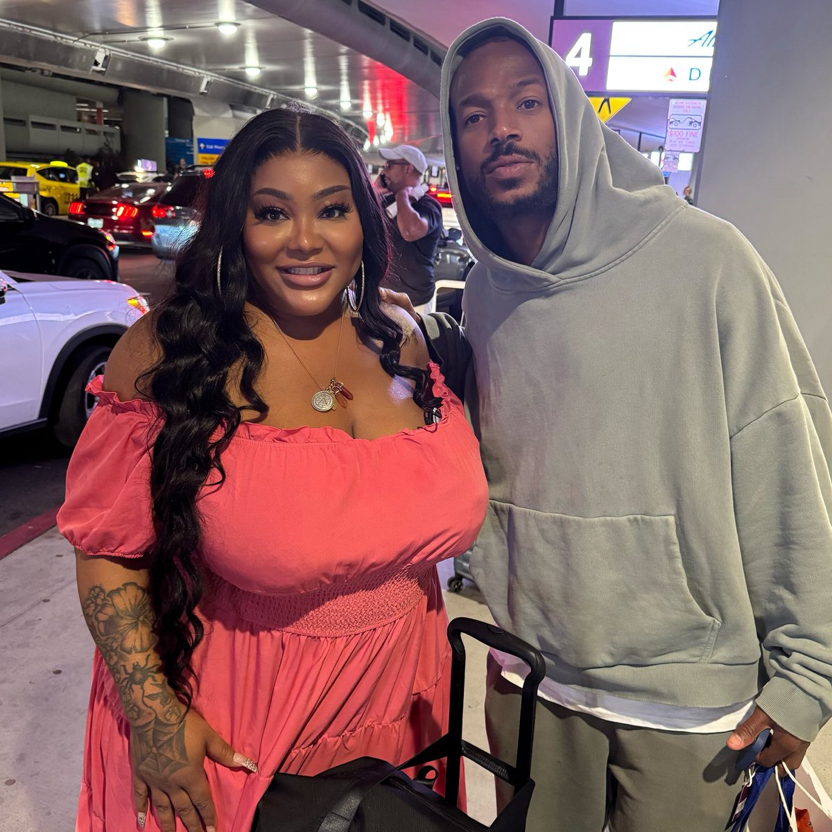 TsMadisonatl1's tweet photo. Some folks run late, I run into purpose! Ran into @MarlonWayans at the right place, right time — curbside culture shifting conversations! Thank you for showing up for your son wholeheartedly and unashamed https://t.co/iFwzL29Hss