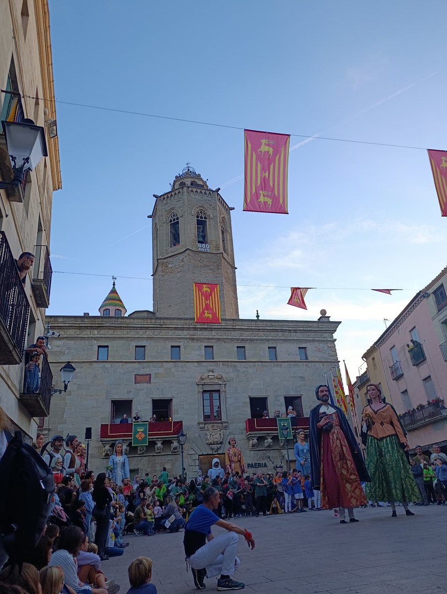 Aquesta nit celebrem els 600 anys de la Seny Major  (2800 kgs, mi natural) i la Carranca (1100 kgs, sol sostingut), les campanes de Cervera. Amb correfocs i vuit colles geganteres, custodiades pels gegants Almodis i Guillem. Visca la terra, gent!