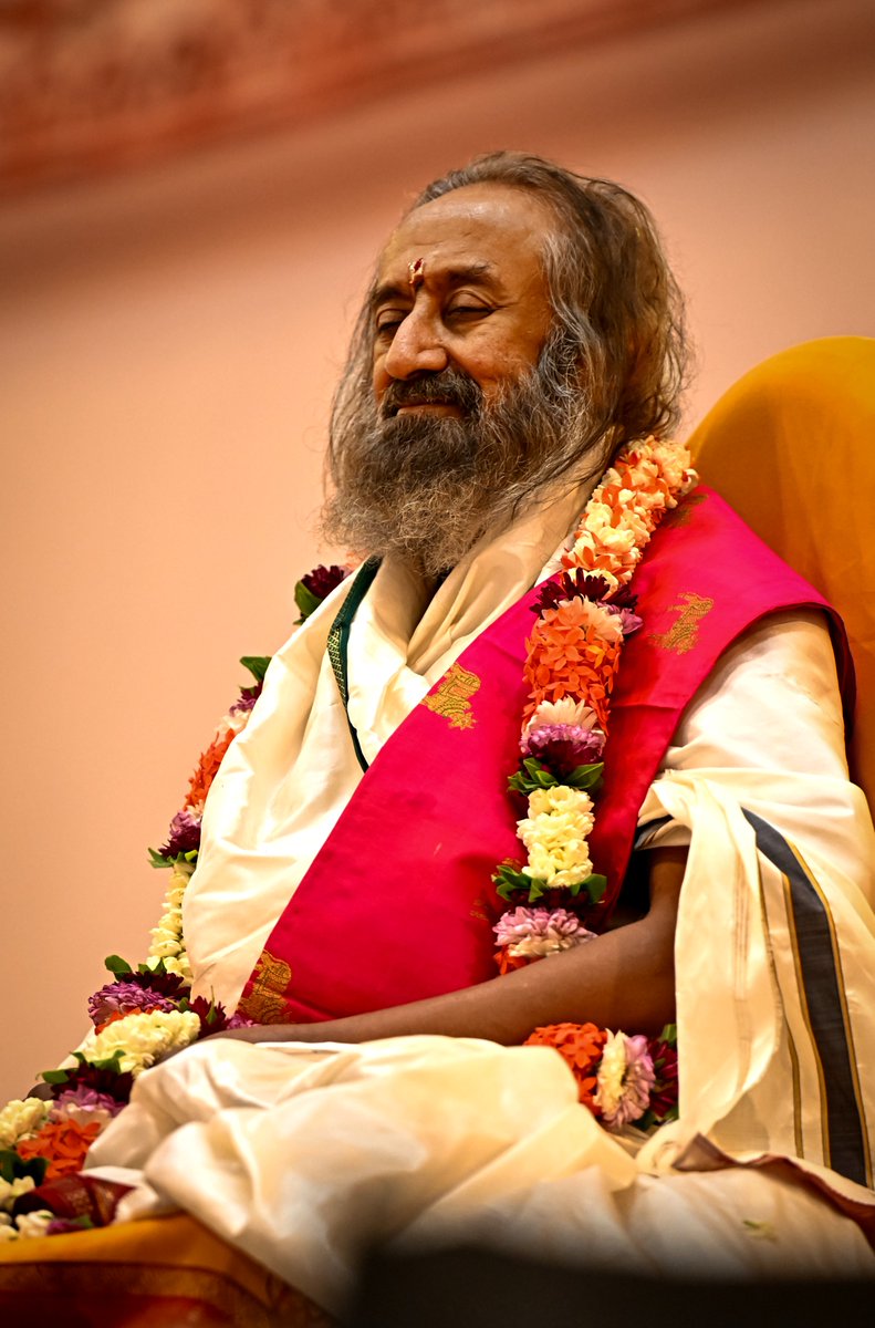 OfficeOfGurudev's tweet photo. Day 5 of #Navratri2025 was filled with joy and devotion as we look forward to the Maha Yagnas beginning tomorrow at @BangaloreAshram. https://t.co/pu0NX4M90i