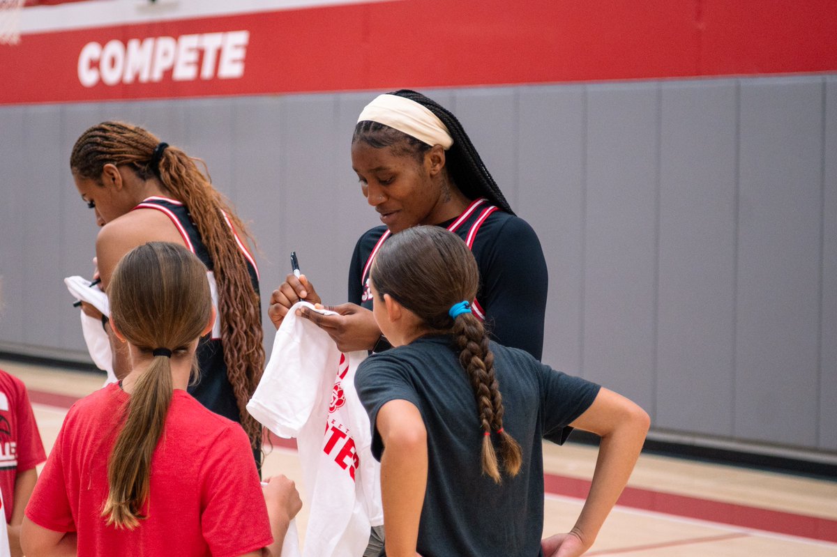 Carrie's Coyotes Clinic ✅

Thanks to all the 1st-6th graders who came to the SCSC this morning for the Carrie's Coyotes clinic. Can't wait to see everyone back for Carrie's Coyotes Night on Nov. 3 against York!

#GoYotes x #WeAreSouthDakota