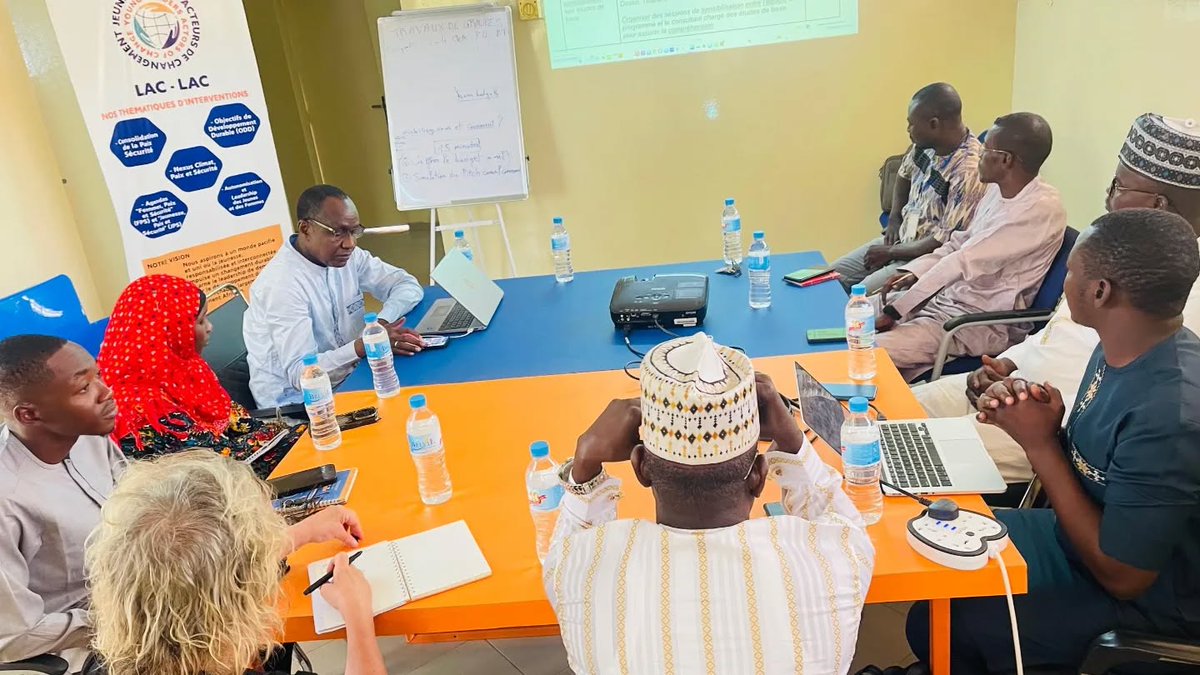 laclacnetwork's tweet photo. La 2ème réunion trimestrielle du comité de pilotage du programme Connexion pour la Paix s'est tenue ce matin au siège de Lac-Lac Network.

La rencontre a réuni les membres de GPPAC Niger et des partenaires pour une séance de partage d'expériences.

#connexionpourlapaix @GPPAC https://t.co/Zjw01lrHtv