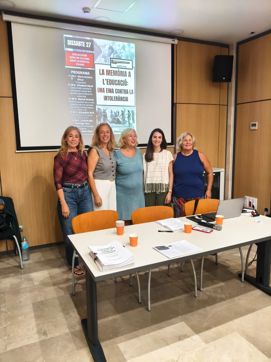 FECCOOIB's tweet photo. ✊ CCOO a les jornades “La memòria a l’educació, eina contra la intolerància”

Hem compartit el nostre compromís amb la memòria democràtica a les aules, exposant el material pedagògic i la unitat didàctica que duim als IES per treballar aquest tema amb l’alumnat. https://t.co/6RexXxPTBh