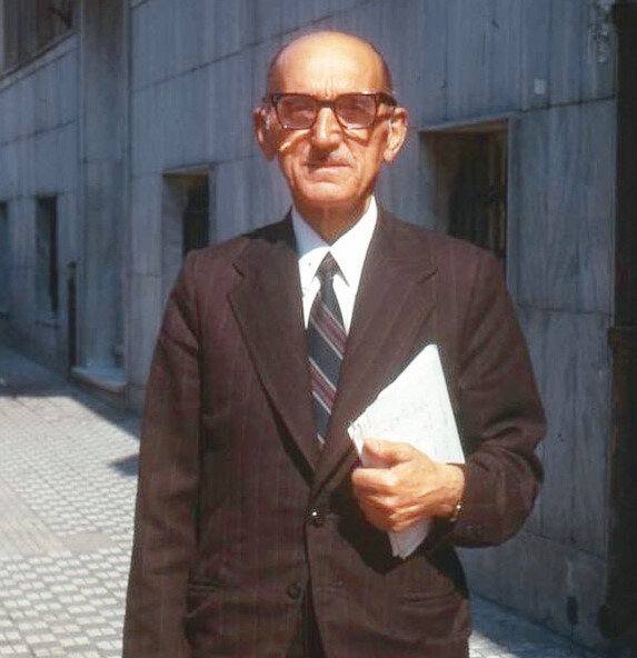 Тевфик Эсенч – последний убых и последний носитель убыхского языка

Убыхи были насильно выселены из Российской империи (с территории Сочи) в Османскую в 19 веке в ходе завоевания Северного Кавказа

Эсенч скончался в 1992 году в возрасте 88 лет