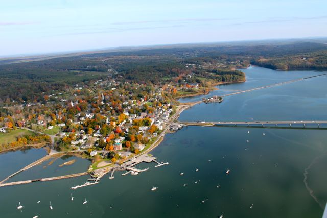 lighthawk_org's tweet image. Our coastlines face growing challenges—from erosion and flooding to habitat loss and development pressures.

LightHawk partners with conservation groups to monitor these fragile ecosystems from the air—giving them the tools to defend coastal habitats.

#FlyingForGood