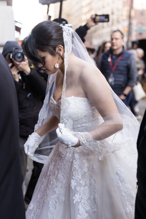 EllaLDaily's tweet photo. 🚨| More Pictures of Selena Gomez's wedding dress.

 #GomezWedding https://t.co/wWB9EWZHtZ