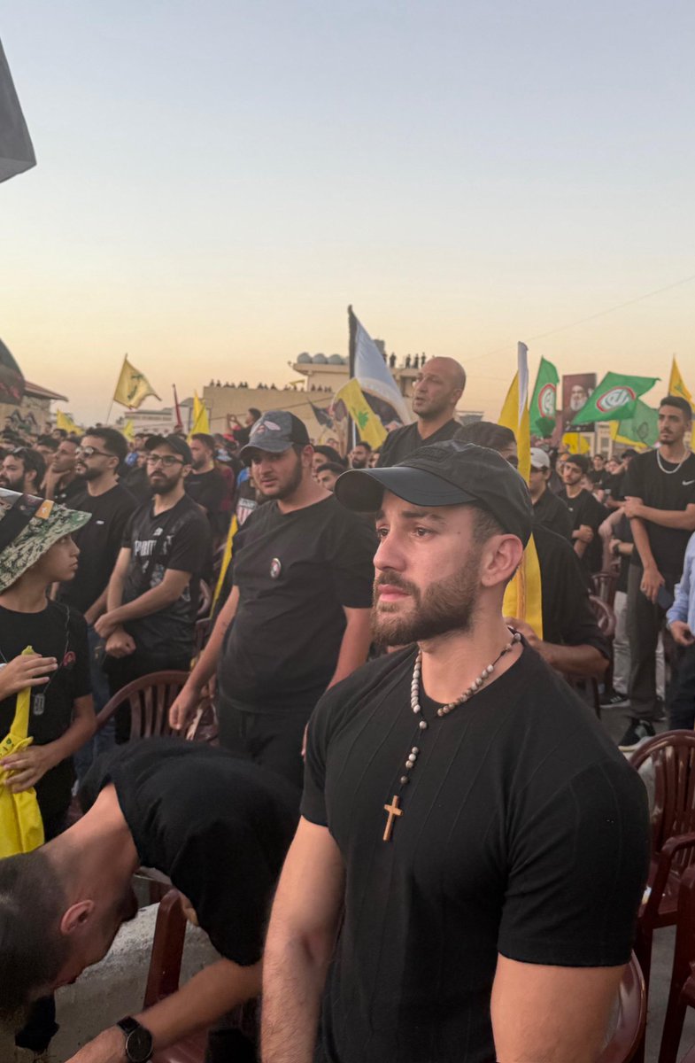 كان في شاب "مسيحي" قاعد قريب مني بذكرى استشهاد السيد "نصرالله"
سألتو: ليه حاطط "الصليب"؟ في ناس بيِعتبروها show off
جاوبني: انا هدفي فرجي الناس لي هون ولي برا انو مش كل "المسيحيين" متل النماذج الحقودة لي عم تتهجّم عليكم، ولا كل "المسيحيين" مع نزع "السلاح".
هيدا حق.
#انا_علي_العهد