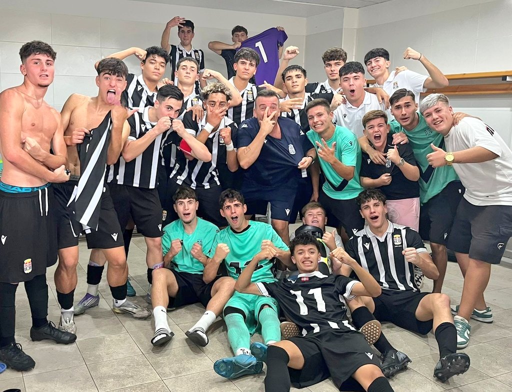 FCC_Cantera's tweet photo. ⚽ Victoria en Los Garres de nuestro INFANTIL A 2-3, remontando un 2-1 en la segunda parte.

El CADETE A también suma 3 puntos al vencer 1-3 en Yecla, consiguiendo los goles en un tramo de 9 minutos.

En #LigaAutonómica conseguimos también la victoria de nuestro JUVENIL B (1-2) https://t.co/rvILg4UIaf