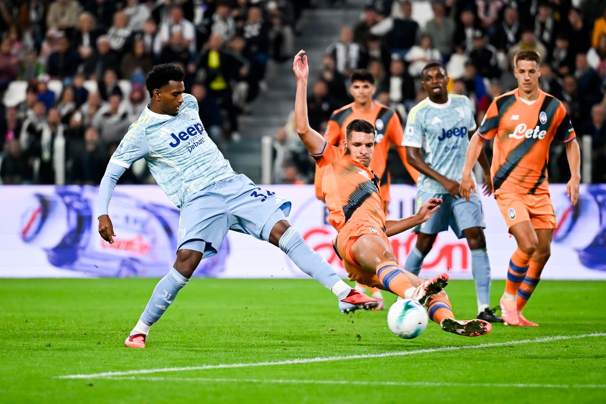 PasionDeporWeb's tweet photo. #SerieA • #Juventus y #Atalanta igualaron 1-1 por la Fecha 5 en Turin.

⚽ Juan Cabal / Sulemana.

🟥 De Roon.

📊 Juventus queda como escolta de Napoli con 11 puntos y dos más que Atalanta. https://t.co/1dWKJxxWV1