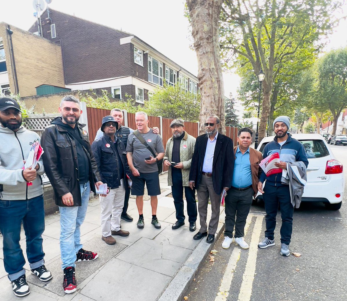 CllrSirajIslam's tweet image. Positive door knocking session along Bow Road today. Conversations mainly about lack of recycling. Recycling doesn’t get collected, recycling bins have gone missing but despite asking the Council has not replaced them. Residents were interested in the Government Envoys work.