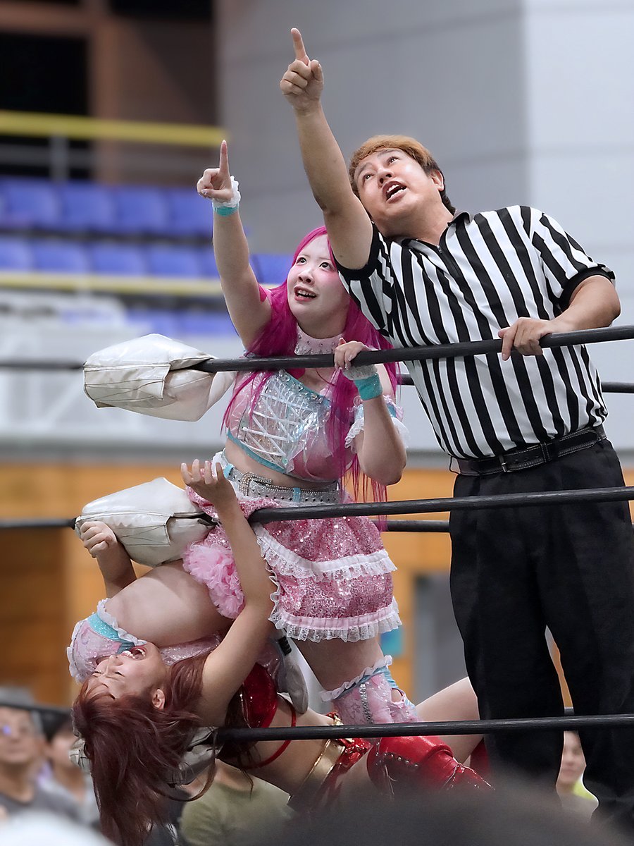 1222Dragonmoon's tweet image. 9.27 #逗子プロレス祭り2025⛵️
今回のようなイベントプロレスでは特に重要な意味合いを持つ第一試合に組まれた #しのせ愛梨紗🆚#稲葉あずさ 戦は、デビュー4年目の愛梨紗選手（#飛鳥プロレス＆#prhot ダブル所属）とデビュー3年目のあずさ選手（#pw_jto…