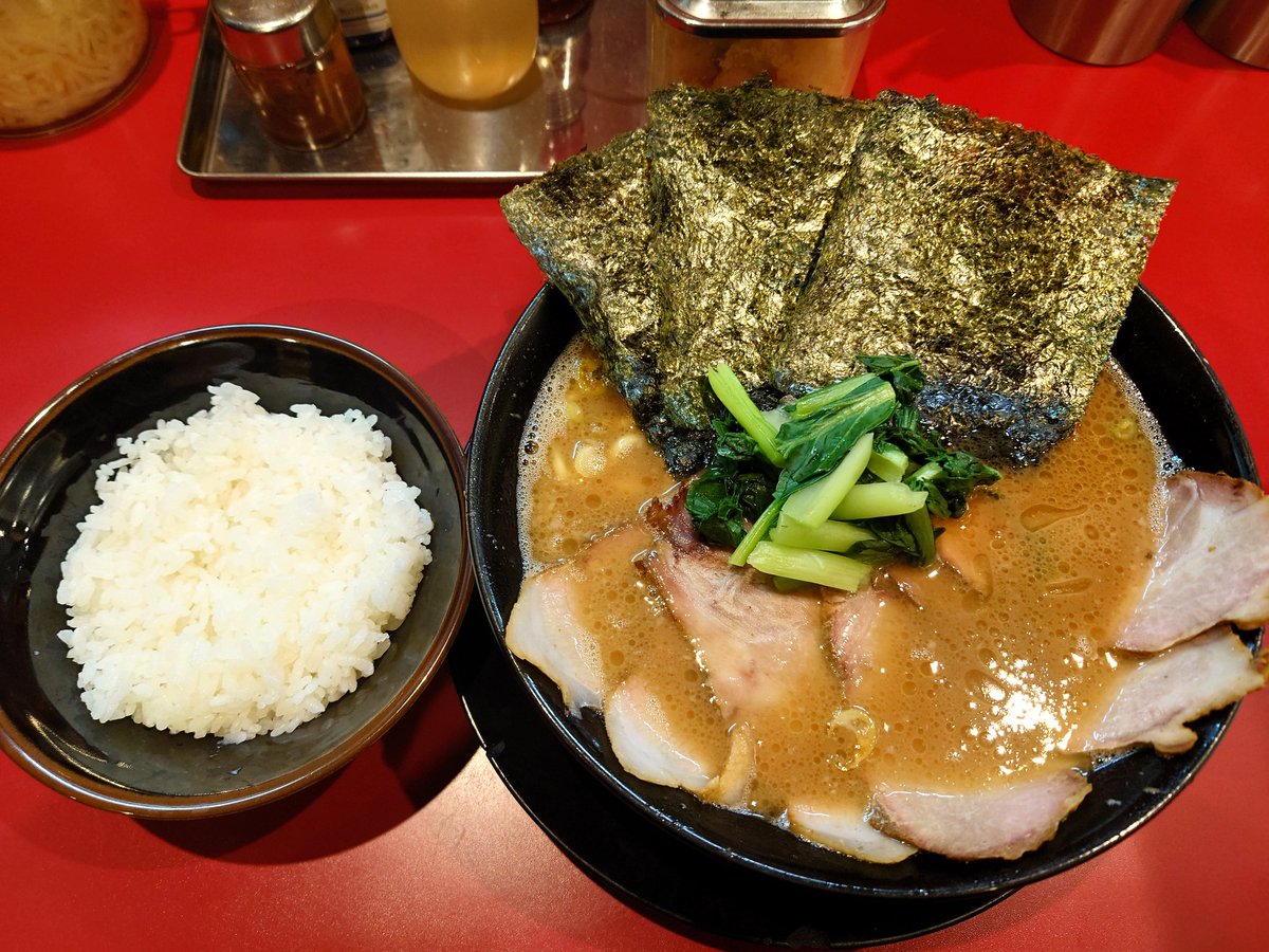 晩御飯は宇都宮に戻ってラーメン🍜
家系ラーメンたつ家
チャーシュー麺(固め・薄め・普通)＋ライス　豚骨＋醤油＋鶏油のトリプルにスモーキーなチャーシューが堪らない。オンザライスも最高！
