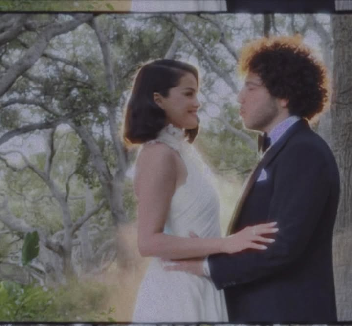 eeemiliano's tweet photo. Se casaron Selena Gomez y Benny Blanco https://t.co/6izRMMyMVJ