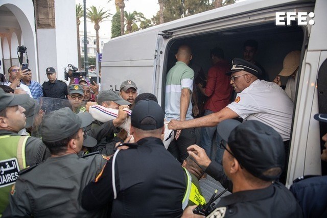 Varias personas fueron arrestadas por las autoridades marroquíes en Rabat después de dispersar una protesta convocada por jóvenes para exigir "reformas del sistema educativo y de sanidad".