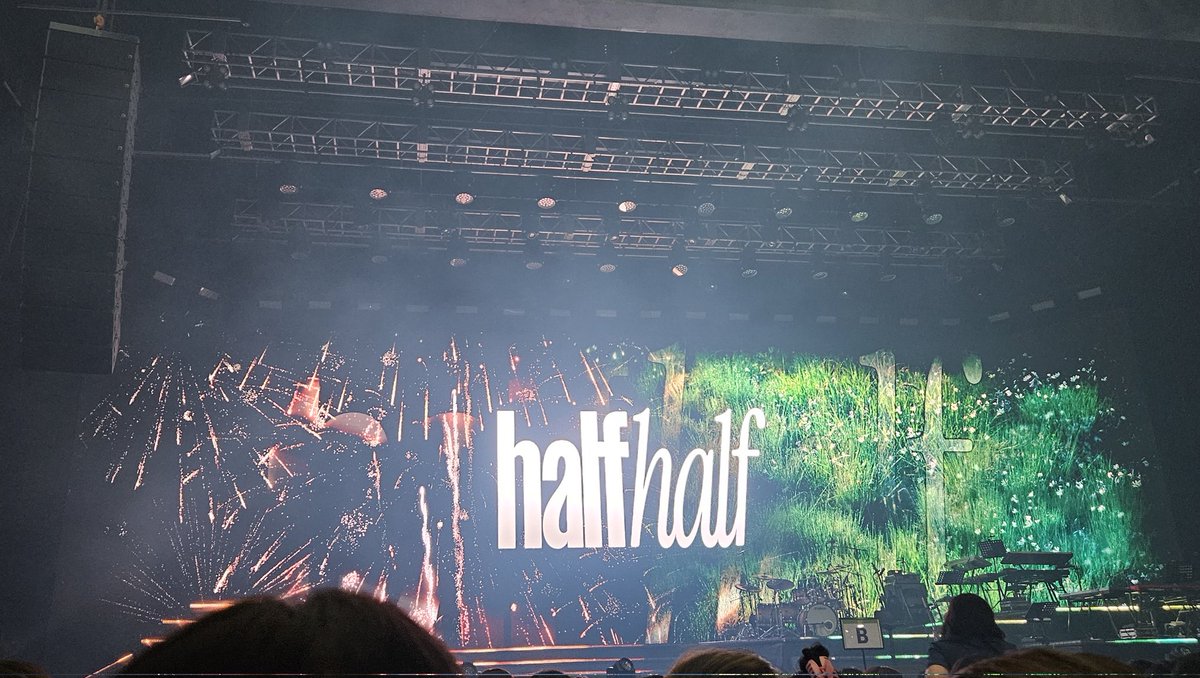 2025.9.27ウヨンhalf halfコンサート💙
ファンがペンラをずっと掲げてるから話の時ぐらい下ろしてと言ったけど下ろさなかったら
🐥ちょっと話を聞けよ!!下ろせよ!!
あ～腕が痛いだろ!?下ろして!!
それに携帯まで持ってるから、速度違反を測定する人に見えるんだけど…高速道路とかでよく図ってる人達🤣