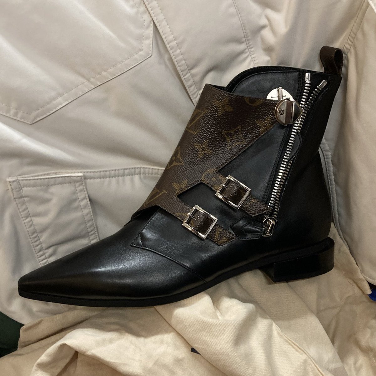 StarfindQuest's tweet photo. Louis Vuitton Jumble Flat Ankle Boots Leather Monogram Canvas - Shoes https://t.co/kFVbCtPZ1u