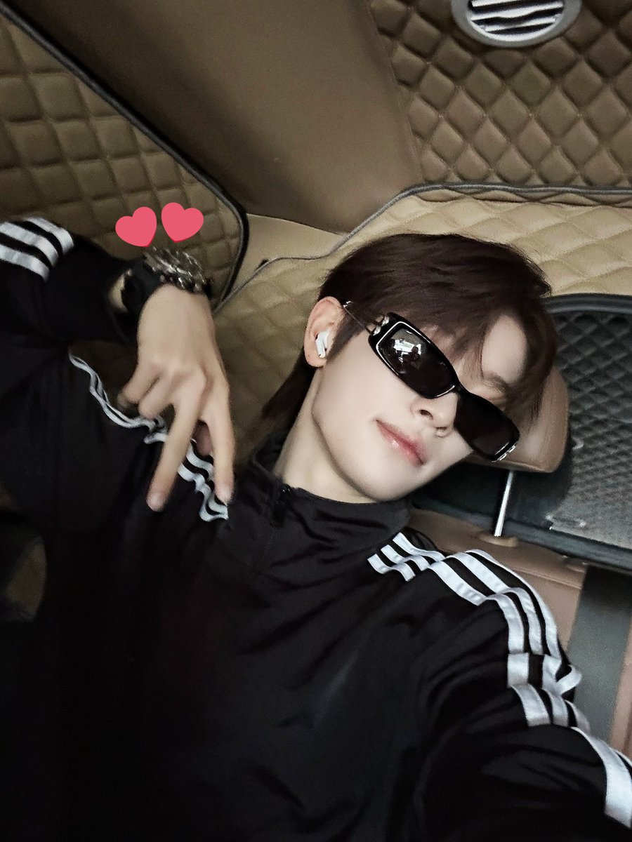 Kaiwen is always iconic with his watch 🤏🏻
#CHENKAIWEN #천카이원