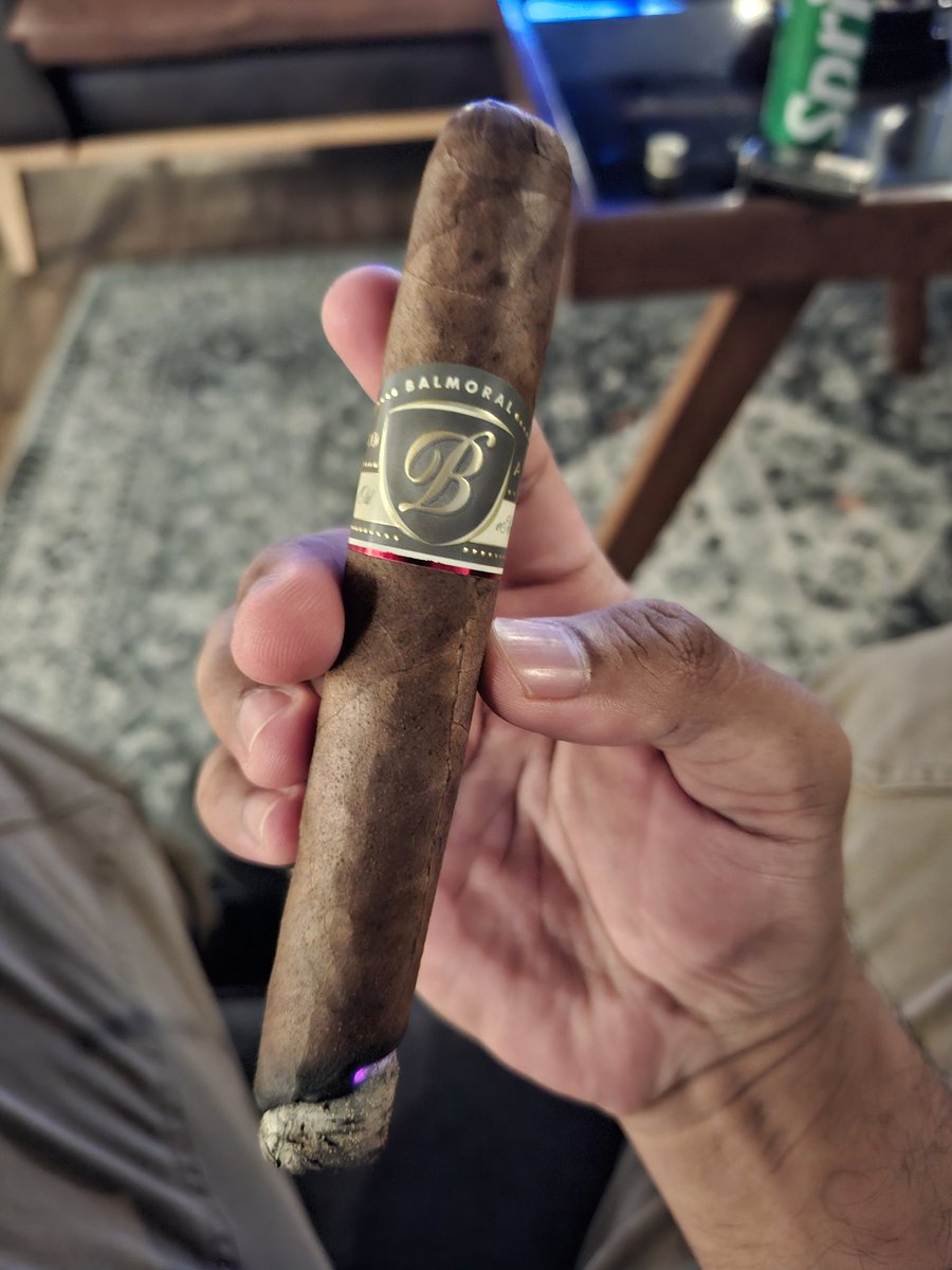 🤝
1) José L Piedra Petit Cazadores (Cuba| Handmade)
Size: Petit Corona 

2) <a href="/balmoralcigars/">Balmoralcigars</a> Anejo Xo Gran Toro (Dominican Republic| Handmade)
Size: Toro 

#cigar #cubancigars #joselpiedra #dominicancigars #balmoralcigars