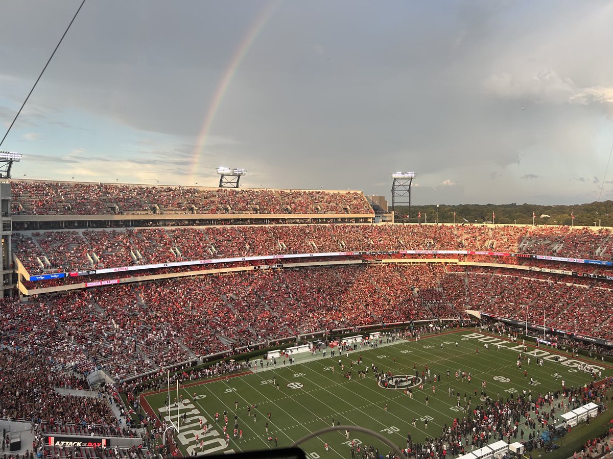 Between the hedges and under the rainbow: