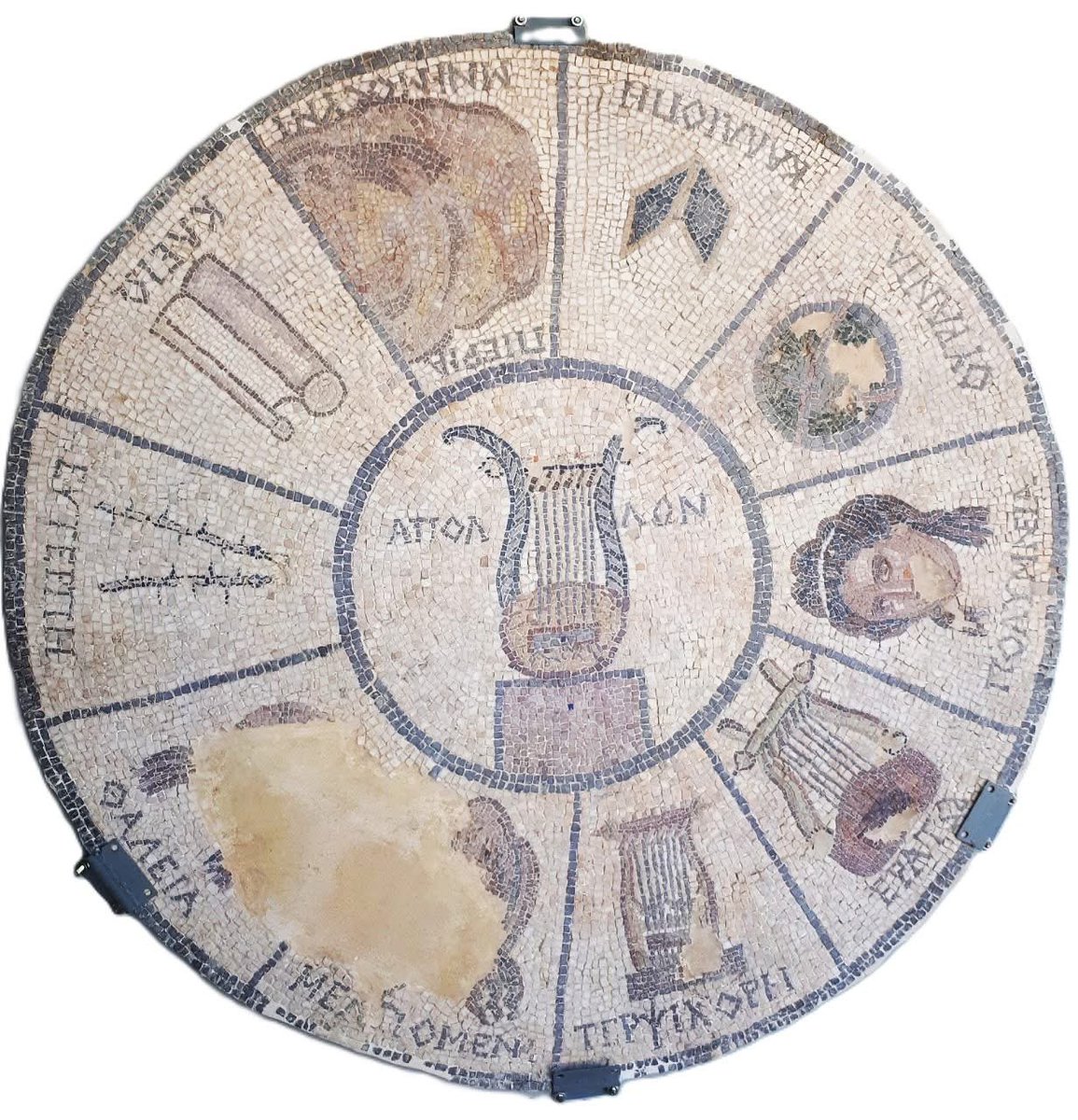 Les neuf Muses naissent d’une union singulière : celle de Zeus et de Mnémosyne. Leur origine dit déjà l’essentiel : sans mémoire, point de chant ni de savoir. C’est Mnémosyne qui conserve la trace, et c’est par elle que les mots, les gestes, les sons se détachent du flux du