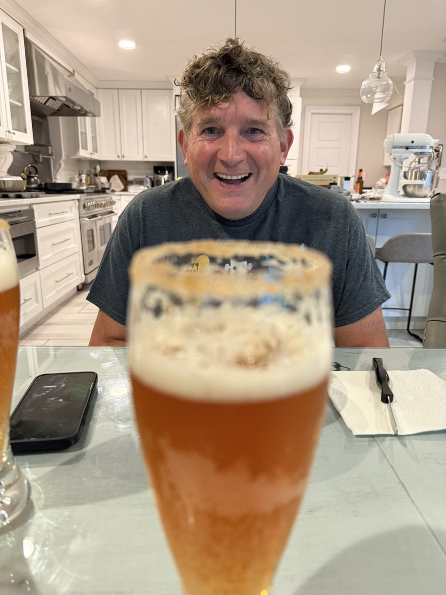 rickreplyguy's tweet image. Nothing says Fall like a Pumpkin
Ale with a Cinnamon rim! 🤣🍺😋
#Fall #PumpkinAle #Beer