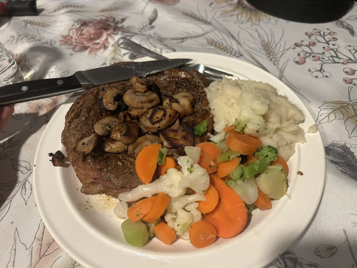 Cooked steak 🥩 for the first time for me and <a href="/prince_leo_87/">Prince_Leo_87</a> tonight and it turned out DELICIOUS!! 😋