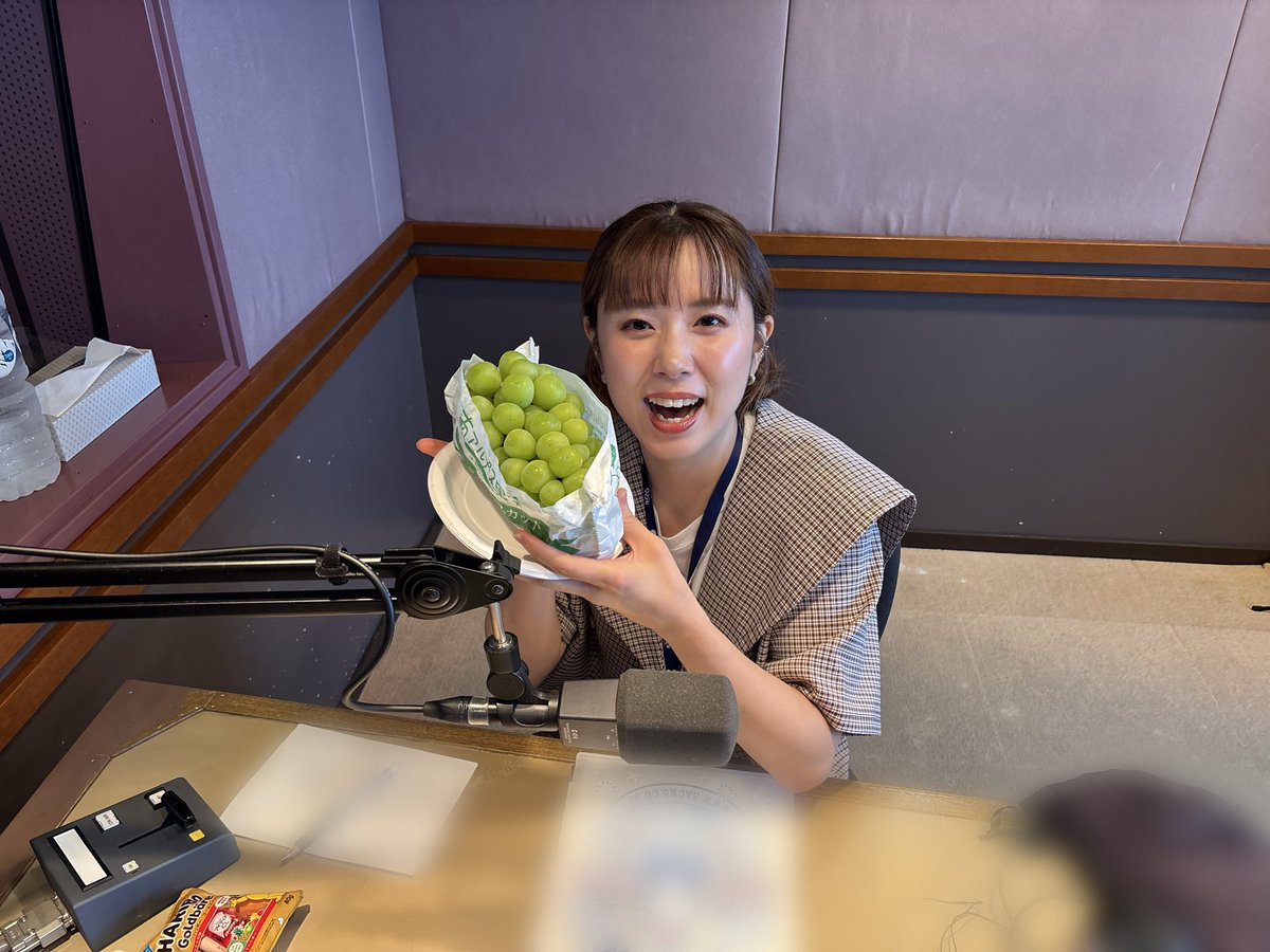 innocent_miku's tweet image. 『INNOCENT SALON』
今週のメッセージテーマは…
「野暮言動」

放送前の河邑ミクさんを📸

今週もミクさんが何かを手に持っていますね？🤔
お楽しみに！💙

#is795
#NACK5
#河邑ミク