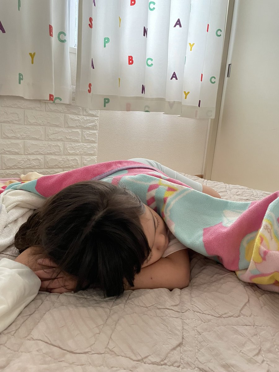 xcbcrx's tweet photo. かわよい　何年経っても毎日可愛いが更新される
最近娘の工作レベルがワクワクさんも驚きの成果だからぼちぼちXに載せて自慢しようと思う

今日は朝寝坊さん
私も夜仕事休みで久しぶりにぎゅってして一緒に眠れた幸せ

でもこの後急いで支度して9:10くらいに出なきゃ
ハチュピンに会いに行かなくては https://t.co/X1ADDsv0FL