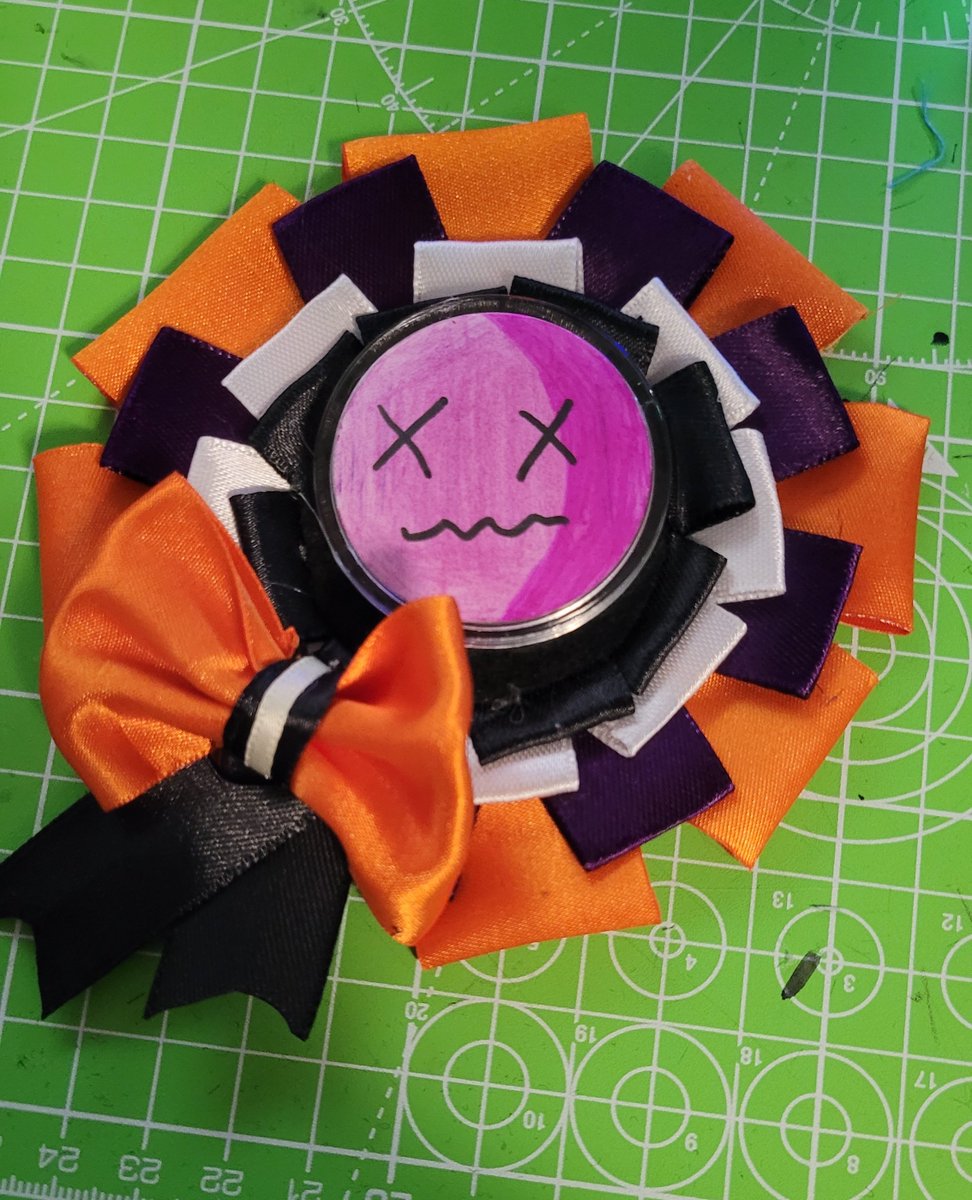 I've been crafting away today and wanted to try making my own rosettes for my ita bags 😇💜

This one is based off <a href="/mistiplayer/">Misti🧡🦇Halloween demon Vtuber【 ⭐STARGAZER 】</a> 🌤️