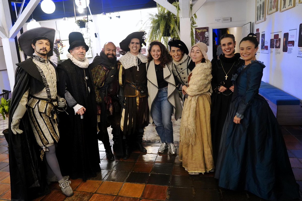 AnaBoadaAyala's tweet photo. Anoche entregamos el Sello #CulturaBogotá al @teatrolibre 🎭, escuela de cientos de actores y cuna de la historia teatral de la ciudad. Un honor reconocer a su fundador Ricardo Camacho y al equipo que sigue formando generaciones de artistas escénicos en Bogotá. https://t.co/9BUtdvRGg1