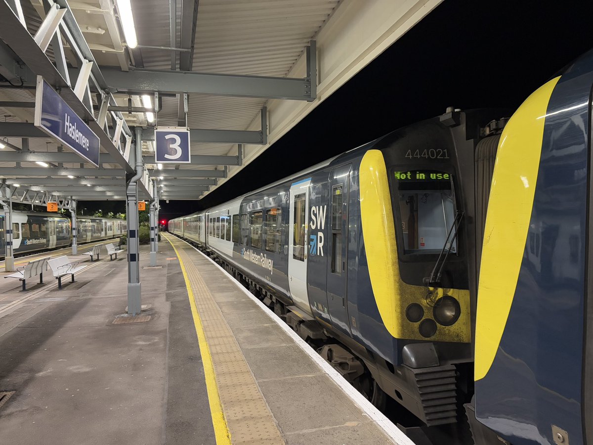 RexKram55112378's tweet image. That’s 444040 &amp;amp; 444021 safely berthed at Haslemere for the night.