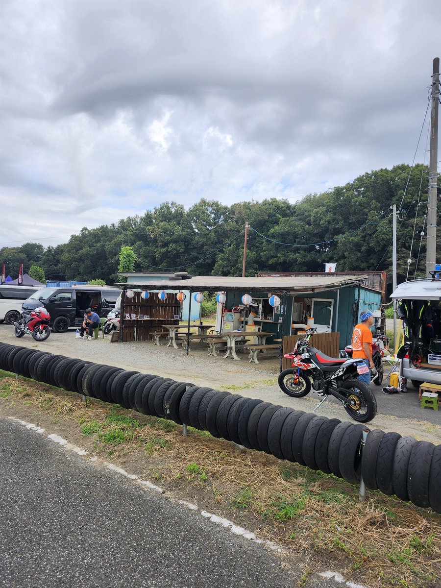 ecfour_h2's tweet image. 本日は｢イワイワイワイカップ第3戦｣。
イワイサーキットに出店中です。

涼しくいい感じ♪

イワイカフェもオープンしてますよー❗
とりあえずコーヒー飲んで仕事します☕
#イワイサーキット
