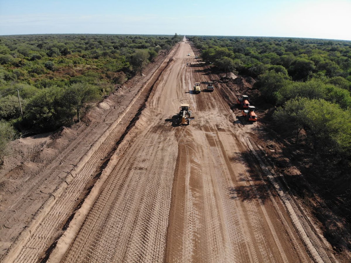 jmcapitanich's tweet photo. ¡Miren qué curioso! En redes sociales circula una noticia falsa sobre la Ruta 9 del Impenetrable, a la que llaman ‘la ruta invisible’ 

Lástima que la realidad sea otra: esta ruta, como tantas obras que dejamos en marcha, la dinamitaron.

•⁠  ⁠La Ruta 9 del Impenetrable (Miraflores–Las Hacheras) fue anunciada y licitada en 2021.
•⁠  ⁠En marzo 2022 rescindimos el contrato a una empresa que no cumplía y volvimos a licitar.
•⁠  ⁠El 29/3/22 abrimos sobres para garantizar la continuidad.
•⁠  ⁠En Noviembre 2023 informamos avances del 23% de la pavimentación.

La obra está, se puede ver, caminar y medir. Lo que no está es la voluntad de Milei y Zdero de reactivarla, ya que paralizaron TODAS las obras nacionales y provinciales en el Chaco.

Gobernar es hacer, supervisar y volver a licitar si hace falta. De ese oficio se aprende con trabajo. 
Gobernar es levantar obras para el pueblo en vez de titulares.