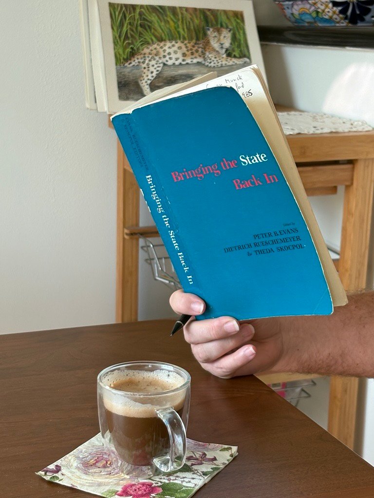 Releyendo a Skocpol sobre el Estado

La introducción de Theda Skocpol a 𝘉𝘳𝘪𝘯𝘨𝘪𝘯𝘨 𝘵𝘩𝘦 𝘚𝘵𝘢𝘵𝘦 𝘉𝘢𝘤𝘬 𝘐𝘯 elabora los conceptos clave de la autonomía y la capacidad del Estado.

El capítulo se publicó en español acá: revistas.uis.edu.co/index.php/revi…