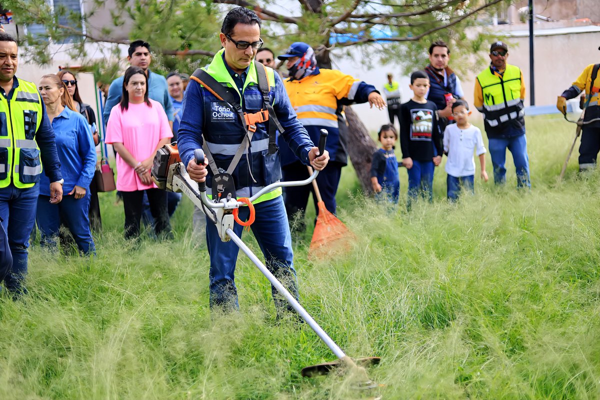 DMAF_Dgo's tweet image. Junto a nuestro presidente municipal @josejoseantonio, visitamos el Fracc. Los Abetos para cumplir un compromiso más: mantener nuestra casa chula y restaurar los espacios públicos que son de todos. 💙
Porque cuando trabajamos juntos, Durango brilla más.
#DurangoEsElCamino