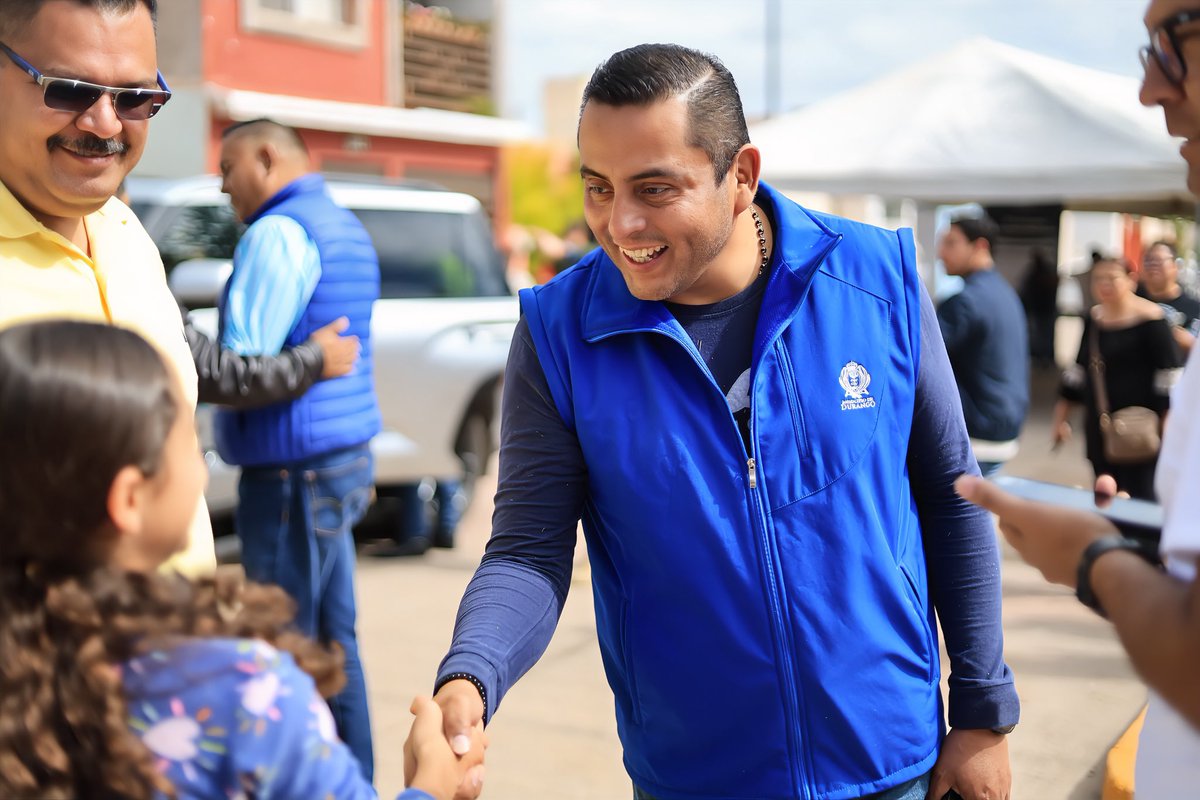 DMAF_Dgo's tweet image. Junto a nuestro presidente municipal @josejoseantonio, visitamos el Fracc. Los Abetos para cumplir un compromiso más: mantener nuestra casa chula y restaurar los espacios públicos que son de todos. 💙
Porque cuando trabajamos juntos, Durango brilla más.
#DurangoEsElCamino