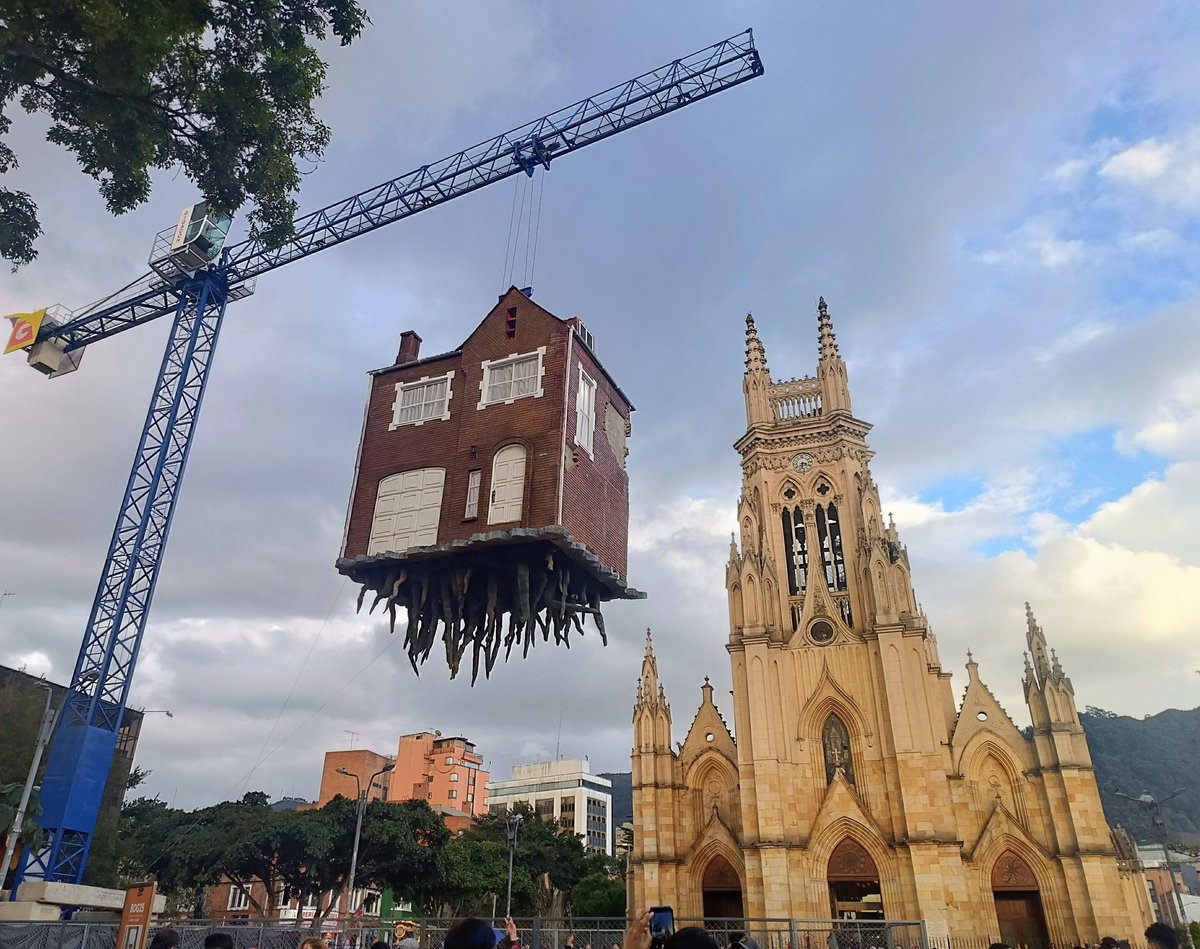 "En Colombia, tener una casa propia no solo es un sueño, es también un acto de resistencia".

*Arrancado de raíz", obra del argentino Leandro Erlich.
Bienal Internacional de Arte y Ciudad, #BOG25
