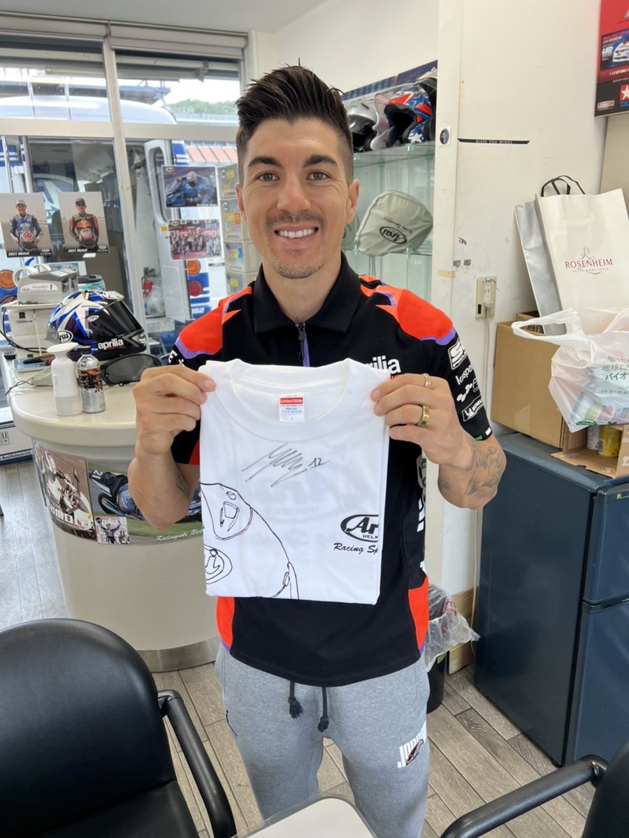 araihelmetjapan's tweet photo. 【サイン会に当選されなかった方のためにラストチャンス③】
MotoGPライダー #マーベリック 選手の #サイン入りTシャツ を応募要項を満たした方の中から3名様にプレゼント。
応募締切は本日12時です。ご応募お待ちしております（他の選手との重複応募はご遠慮ください）。 https://t.co/md5x4cXcA5