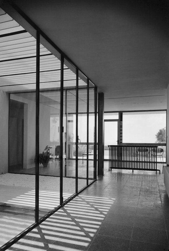 Casa Moratiel, Barcelona. Obra de 1955 del arquitecto Josep María Sostres.

Fotos de Francesc Català-Roca.

#CasaMoratiel #JosepMariaSostres #arquitecturamoderna #CatalaRoca