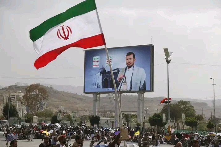 طالما رفع العلم الوطني في صنعاء خيانه
ورفع علم ايران وطنيه 
يلعنوا علم ايران علم رسمي ل صنعاء وانتهت المشكله