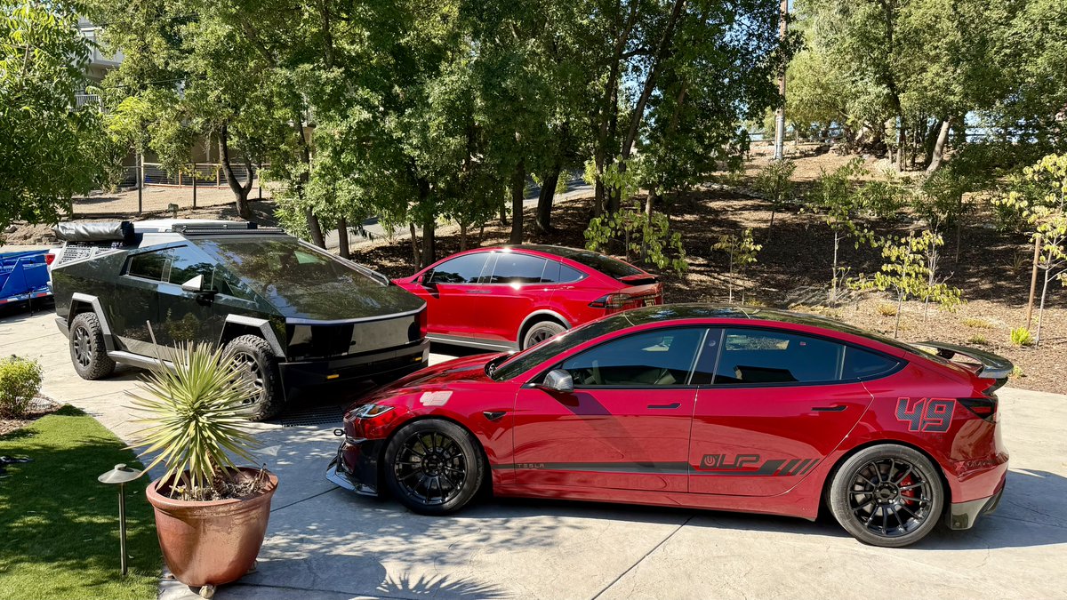 RyanJTorres's tweet photo. My front yard looks like a Tesla Showroom https://t.co/rbNX9EhUrR