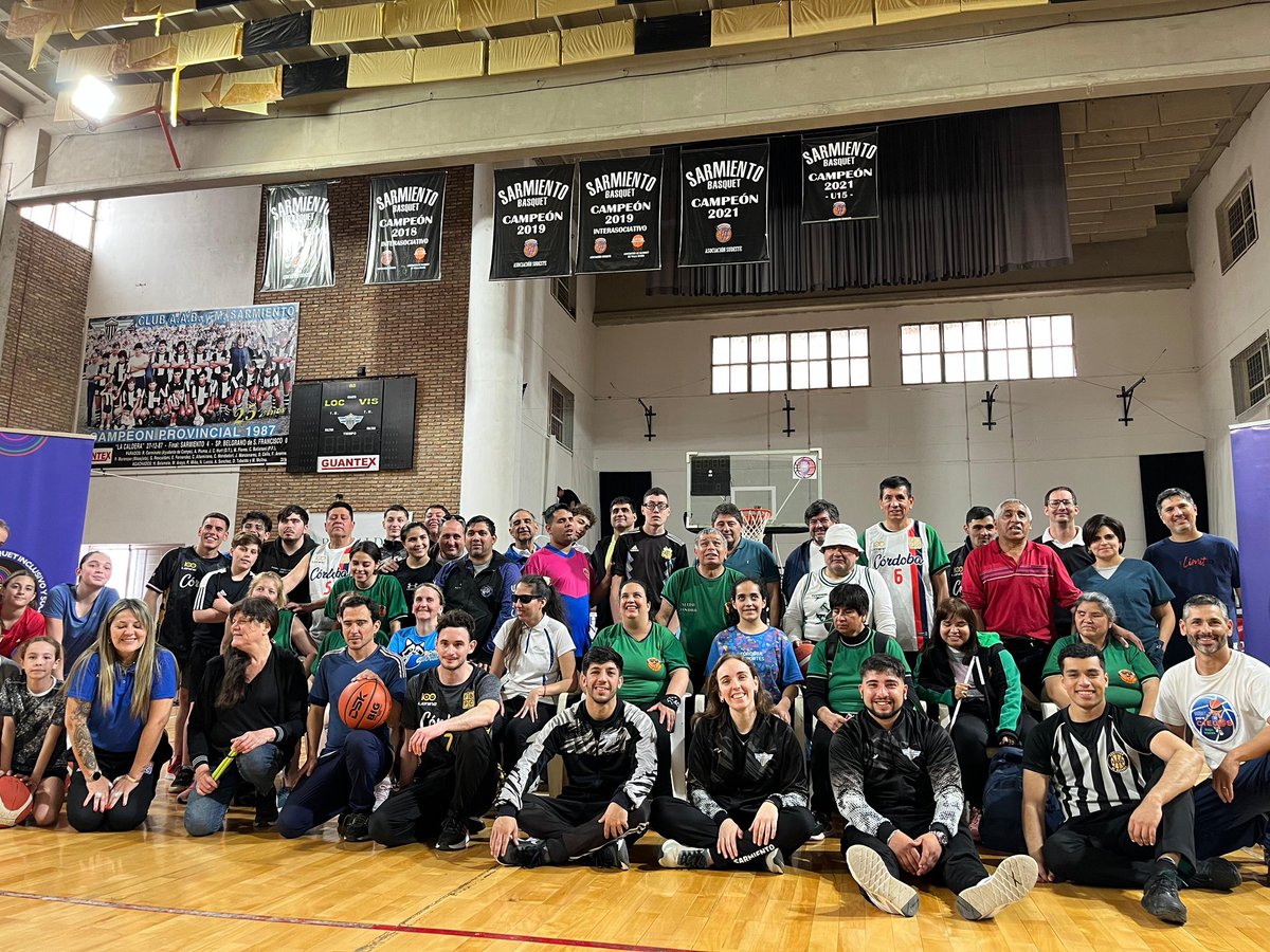 basquetFBPC's tweet photo. 🤩 ¡𝙐𝙉𝘼 𝙅𝙊𝙍𝙉𝘼𝘿𝘼 𝙀𝙎𝙋𝙀𝘾𝙄𝘼𝙇!

🔙 Ayer participamos del Encuentro de Básquet para Ciegos en el Club Sarmiento de Leones 

👉🏼 La actividad fue coordinada por el Profe Walter Garrone y contó con la participación de nuestro Dpto Inclusivo y Social https://t.co/H3MMypbV5t